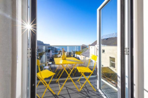 Bright & beautiful 4 bedroom house with sea views